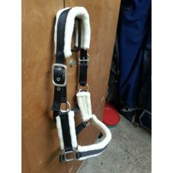 NIEUWE 2x zwarte pony halsters met bont