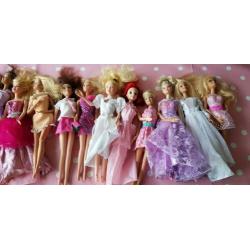 Barbies en Ken met veel kleding