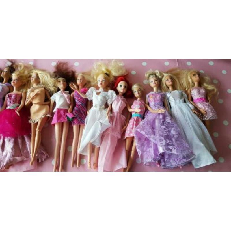 Barbies en Ken met veel kleding