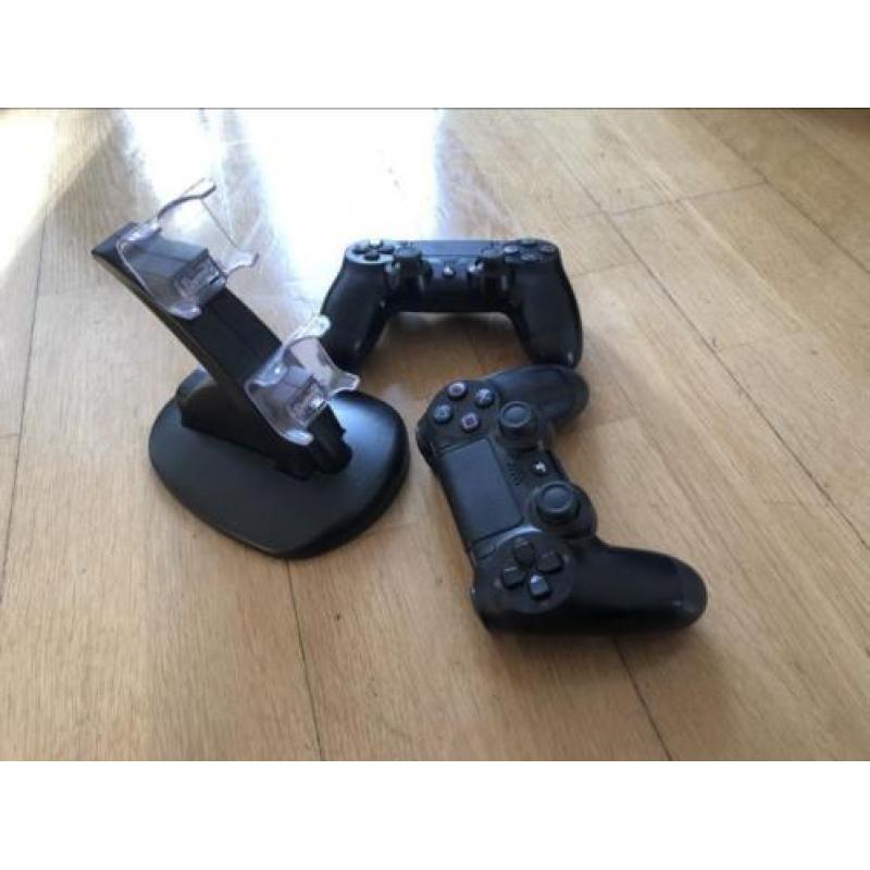 Playstation 4 1TB + 2 controllers