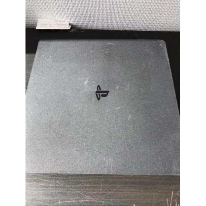 Playstation 4 1TB + 1 controller